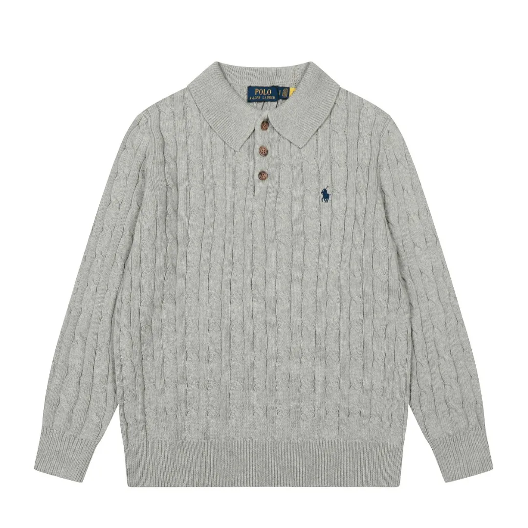 P230 RALPH LAUREN Six-color classic small label embroidery polo collar long-sleeved button pullover knitted sweater top for men and women. Pure original high-density LOGO embroidery on the chest, original 1:1 customized tag accessories. Made of pure cotton yarn and multi-knitted, pure cotton is skin-friendly and comfortable, small label war horse embroidered twist button polo neck sweater 🐎 high quality, follow the blogger to learn how to wear it! Let’s buy a Ralph Lauren cable sweater. It’s a super hard-to-find series after it became popular. It’s hard to find one on the official website. It’s simple and practical, has a lazy and loose feel, soft and delicate feel, and has a loose fit. Whether worn alone or layered, you can wear a simple one to create different styles of fashion!